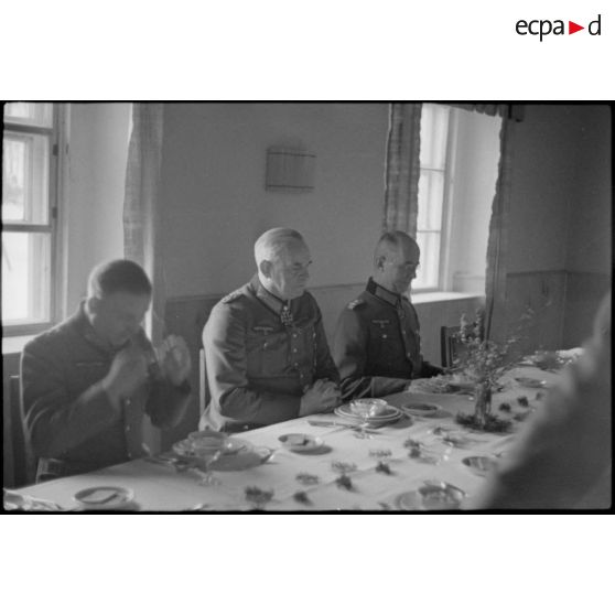 Repas présidé par le maréchal (Generalfeldmarschall) Ernst Busch.