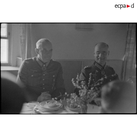Repas présidé par le maréchal (Generalfeldmarschall) Ernst Busch.