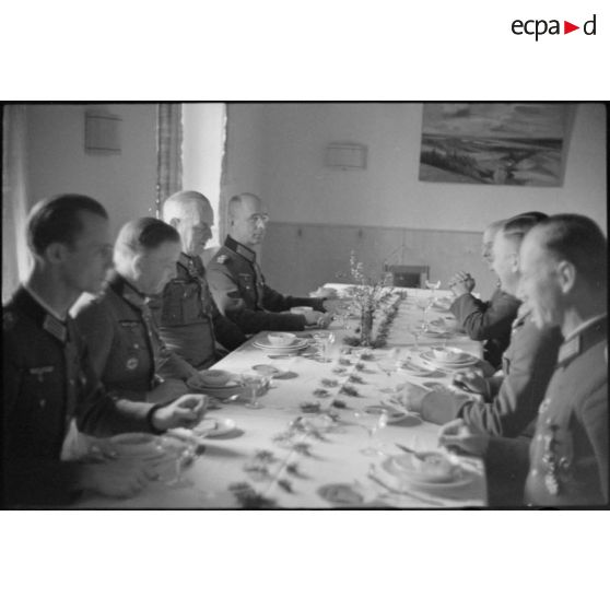 Repas présidé par le maréchal (Generalfeldmarschall) Ernst Busch.