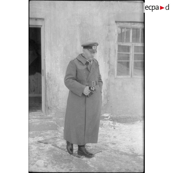 Lors d'une réunion au sein du quartier général de la 3.Panzer-Armee, un général quitte le bâtiment.