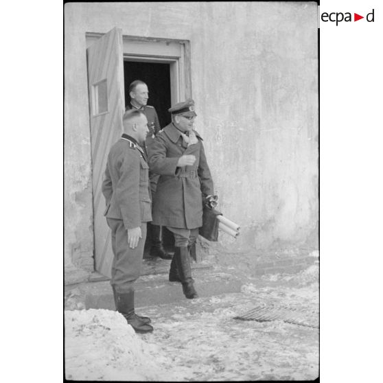 Lors d'une réunion au sein du quartier général de la 3.Panzer-Armee, un général quitte le bâtiment.
