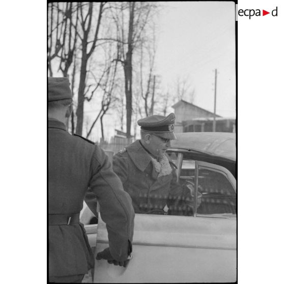 Lors d'une réunion au sein du quartier général de la 3.Panzer-Armee, un général quitte le bâtiment.