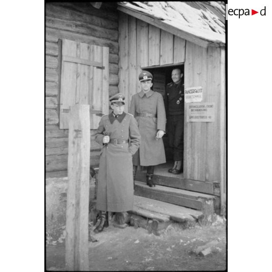 Le lieutenant Fischer commandant la 697e compagnie de propagande (Panzer Propagandakompanie 697) saluant des officiers d'état-major lors de leur départ.