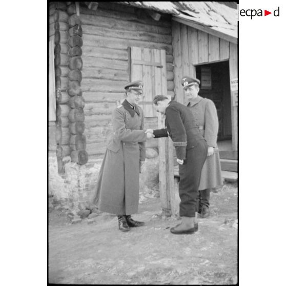 Le lieutenant Fischer commandant la 697e compagnie de propagande (Panzer Propagandakompanie 697) saluant des officiers d'état-major lors de leur départ.