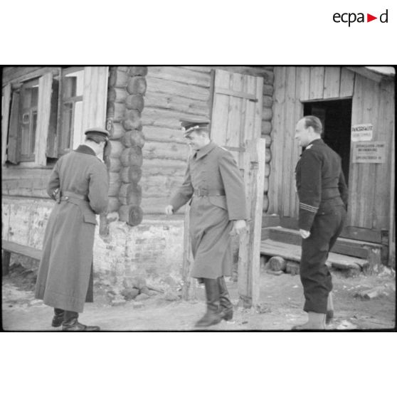 Le lieutenant Fischer commandant la 697e compagnie de propagande (Panzer Propagandakompanie 697) saluant des officiers d'état-major lors de leur départ.