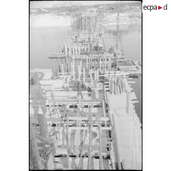 Construction d'un pont par l'Organisation Todt avec le soutien de prisonniers soviétiques.