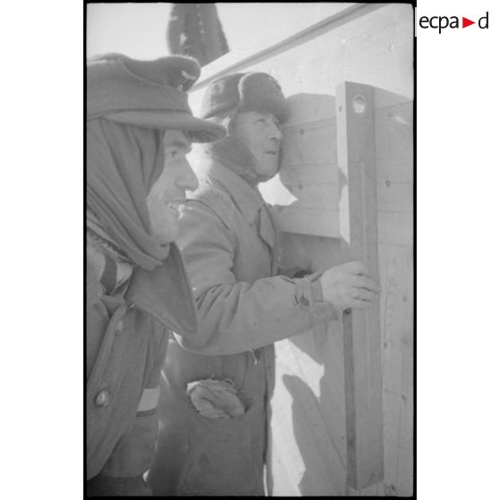 Construction d'un pont par l'Organisation Todt avec le soutien de prisonniers soviétiques.