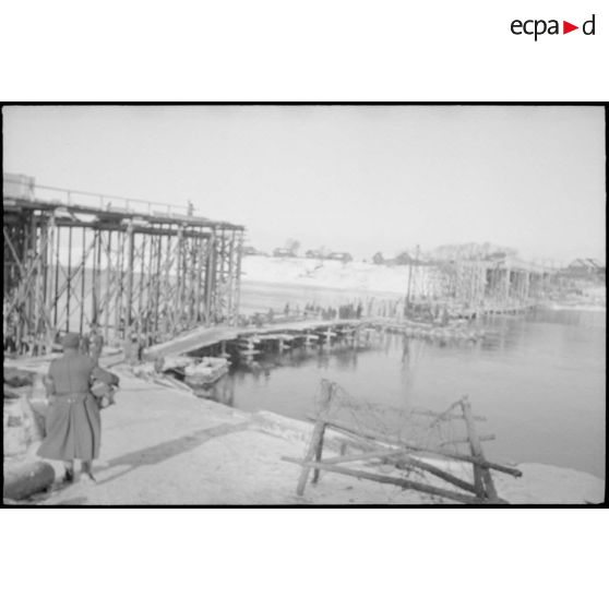 Construction d'un pont par l'Organisation Todt avec le soutien de prisonniers soviétiques.