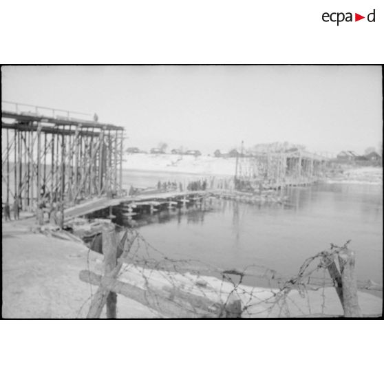 Construction d'un pont par l'Organisation Todt avec le soutien de prisonniers soviétiques.