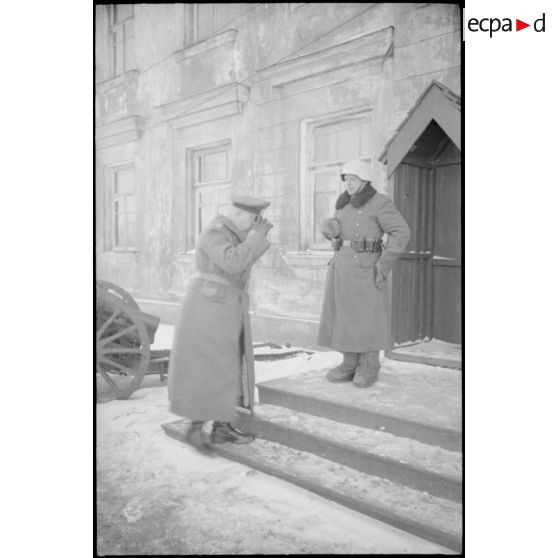 Le maréchal Ernst Busch, commandant allemand du groupe d'armées Centre arrive au PC de la 3e Panzer-Armee.