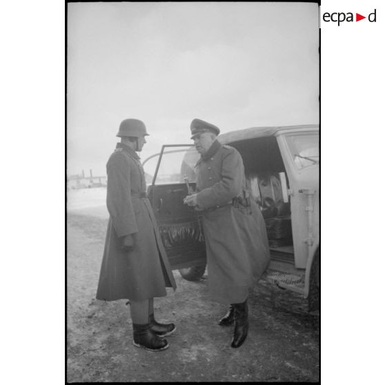 Le maréchal Ernst Busch, commandant allemand du groupe d'armées Centre arrive au PC de la 3e Panzer-Armee.