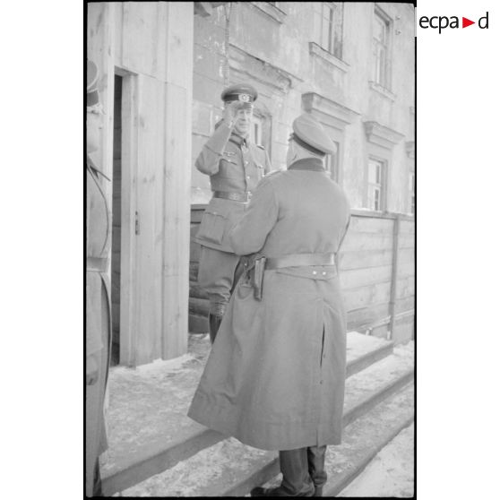 Le maréchal Ernst Busch, commandant allemand du groupe d'armées Centre arrive au PC de la 3e Panzer-Armee.