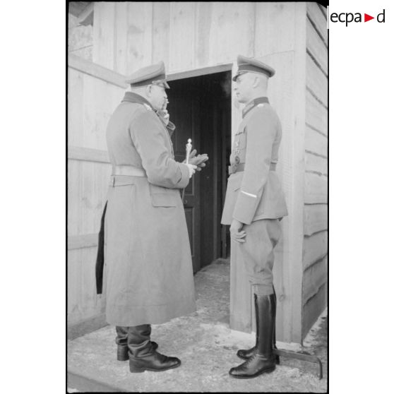 Le maréchal Ernst Busch, commandant allemand du groupe d'armées Centre arrive au PC de la 3e Panzer-Armee.