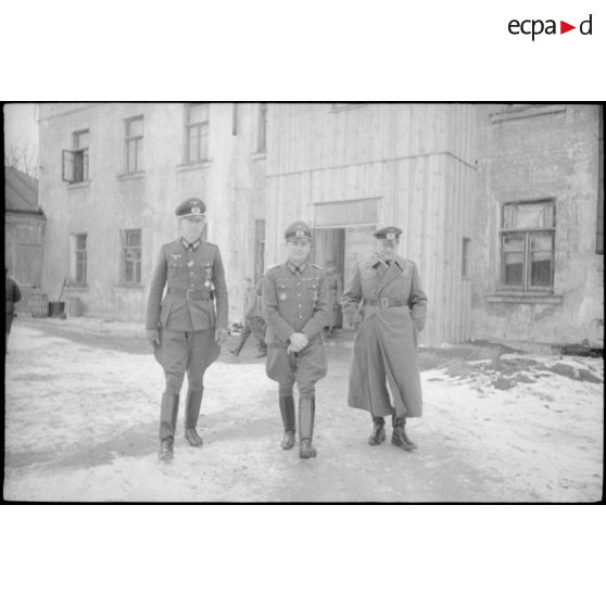 A l'issue de la réunion d'état-major, le général (Generalleutnant) Rolf Wuthmann marche en compagnie d'un général non identifié et d'un colonel.