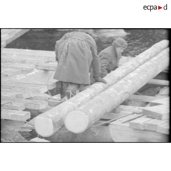 Construction d'un pont par l'Organisation Todt avec le soutien de prisonniers soviétiques.