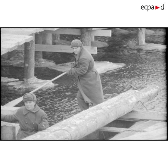 Construction d'un pont par l'Organisation Todt avec le soutien de prisonniers soviétiques.