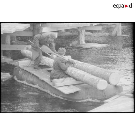 Construction d'un pont par l'Organisation Todt avec le soutien de prisonniers soviétiques.