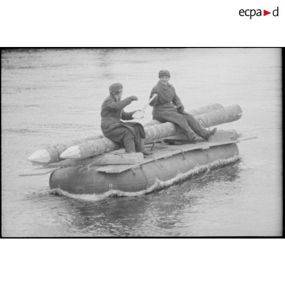 Construction d'un pont par l'Organisation Todt avec le soutien de prisonniers soviétiques.