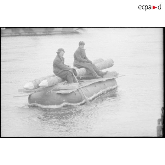 Construction d'un pont par l'Organisation Todt avec le soutien de prisonniers soviétiques.