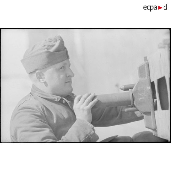 Déploiement de poutres métalliques du ponton (Brückegerät) pour faire descendre ou monter un véhicule.