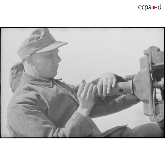 Déploiement de poutres métalliques du ponton (Brückegerät) pour faire descendre ou monter un véhicule.