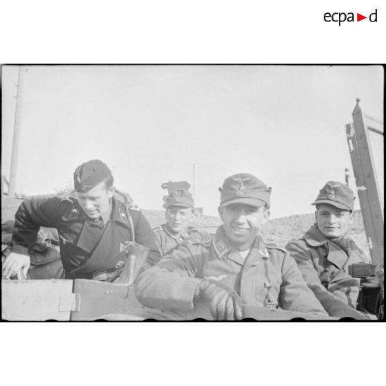 Un reporter de la Propagandakompanie 697 quitte un véhicule de l'armée de l'air allemande.