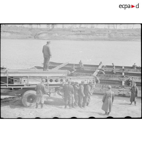 Montage par le Génie allemand de pontons (Brückengerät) qui vont permettre la traversée d'une rivière.