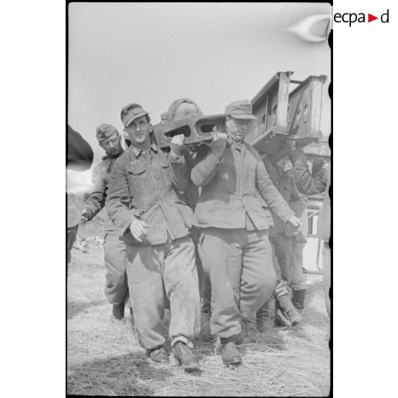 Montage par le Génie allemand de pontons (Brückengerät) qui vont permettre la traversée d'une rivière.