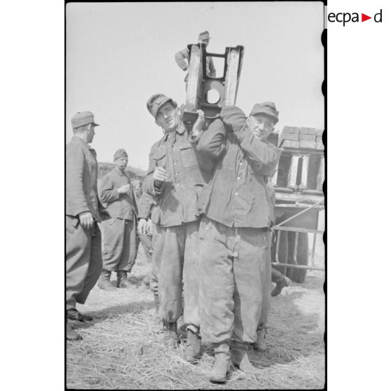 Montage par le Génie allemand de pontons (Brückengerät) qui vont permettre la traversée d'une rivière.