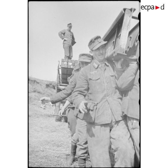 Montage par le Génie allemand de pontons (Brückengerät) qui vont permettre la traversée d'une rivière.
