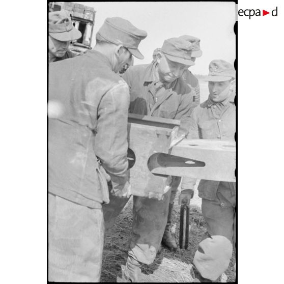 Montage par le Génie allemand de pontons (Brückengerät) qui vont permettre la traversée d'une rivière.