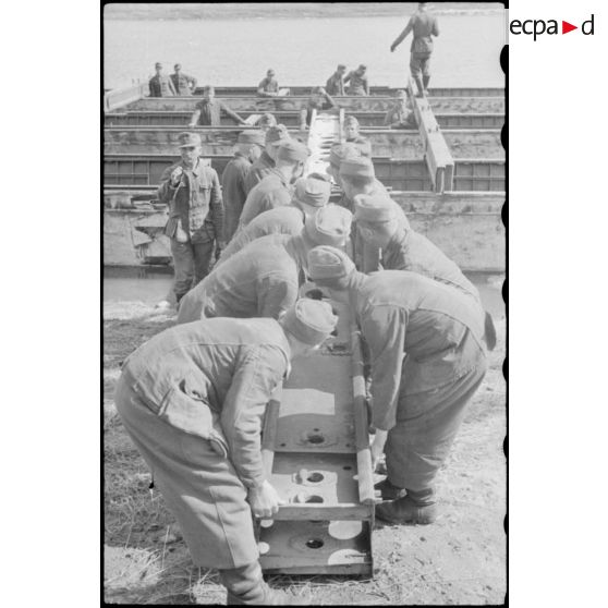 Montage par le Génie allemand de pontons (Brückengerät) qui vont permettre la traversée d'une rivière.