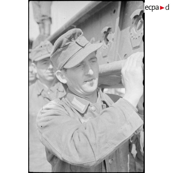 Montage par le Génie allemand de pontons (Brückengerät) qui vont permettre la traversée d'une rivière.