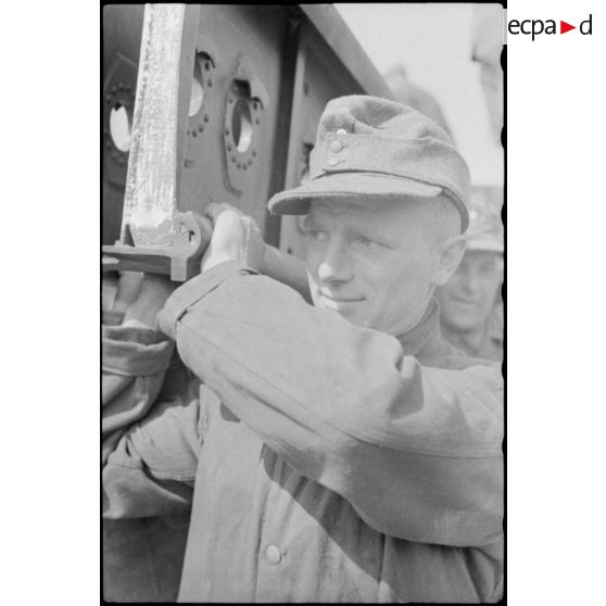 Montage par le Génie allemand de pontons (Brückengerät) qui vont permettre la traversée d'une rivière.