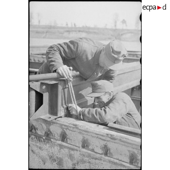 Montage par le Génie allemand de pontons (Brückengerät) qui vont permettre la traversée d'une rivière.