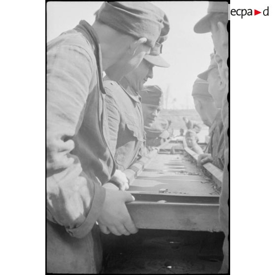 Montage par le Génie allemand de pontons (Brückengerät) qui vont permettre la traversée d'une rivière.
