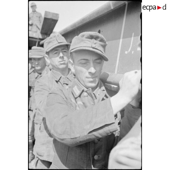 Montage par le Génie allemand de pontons (Brückengerät) qui vont permettre la traversée d'une rivière.