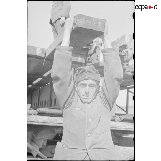 Montage par le Génie allemand de pontons (Brückengerät) qui vont permettre la traversée d'une rivière.