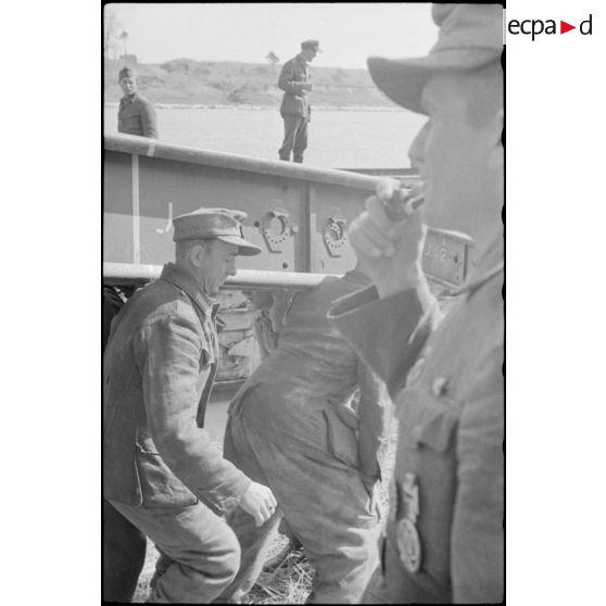 Montage par le Génie allemand de pontons (Brückengerät) qui vont permettre la traversée d'une rivière.