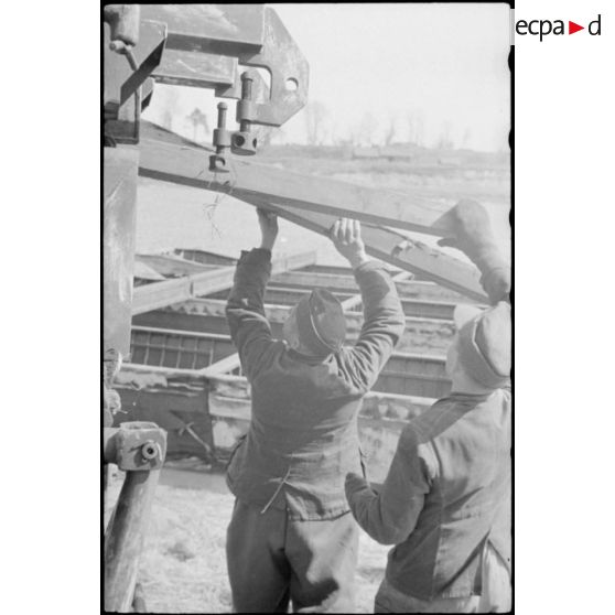 Montage par le Génie allemand de pontons (Brückengerät) qui vont permettre la traversée d'une rivière.