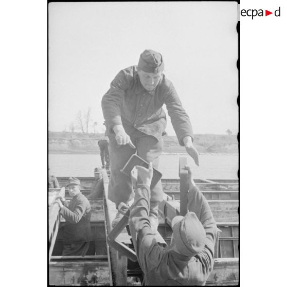 Montage par le Génie allemand de pontons (Brückengerät) qui vont permettre la traversée d'une rivière.