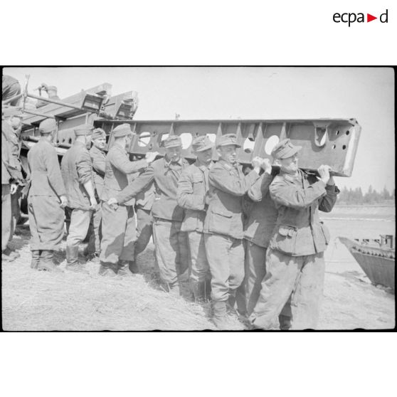 Montage par le Génie allemand de pontons (Brückengerät) qui vont permettre la traversée d'une rivière.