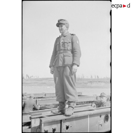 Montage par le Génie allemand de pontons (Brückengerät) qui vont permettre la traversée d'une rivière.