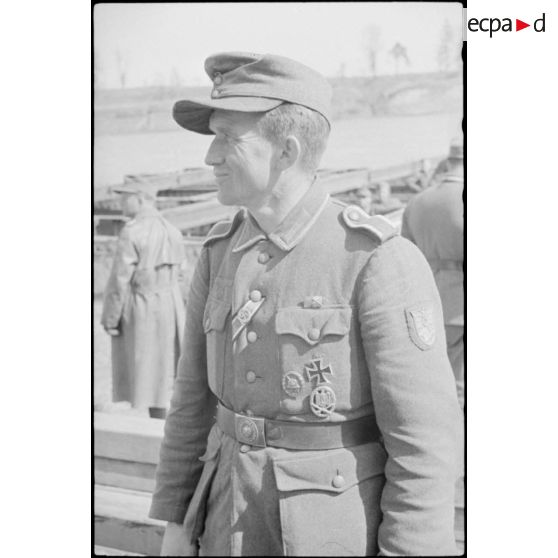 Montage par le Génie allemand de pontons (Brückengerät) qui vont permettre la traversée d'une rivière.