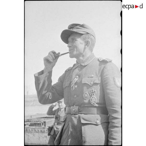 Montage par le Génie allemand de pontons (Brückengerät) qui vont permettre la traversée d'une rivière.