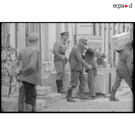 Des militaires allemands vident les locaux qu'ils occupaient, ce qui peut être déménagé est emporté.