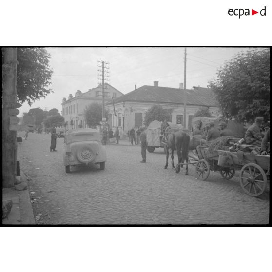 Sur la route principale de Švenčionys, une colonne de camions et de véhicules en déroute progresse lentement.