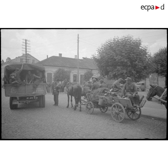 Sur la route principale de Švenčionys, une colonne de camions et de véhicules en déroute progresse lentement.