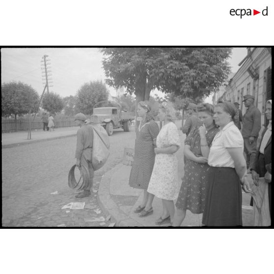 Sur la route principale de Švenčionys, une colonne de camions et de véhicules en déroute progresse lentement.