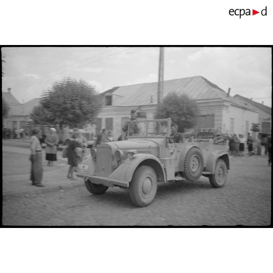Le lieutenant (Oberleutnant) Fischer commandant de la Panzer Propaganda Kompanie 697.